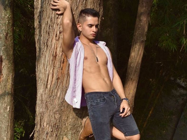 Imagen de perfil de modelo de cámara web de Carlos_beta