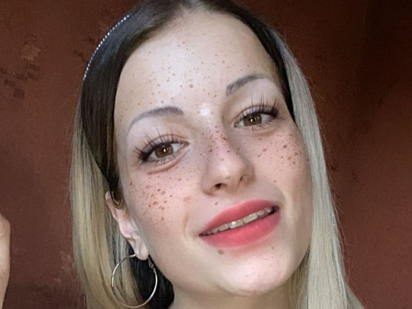 Imagen de perfil de modelo de cámara web de LadyQMag