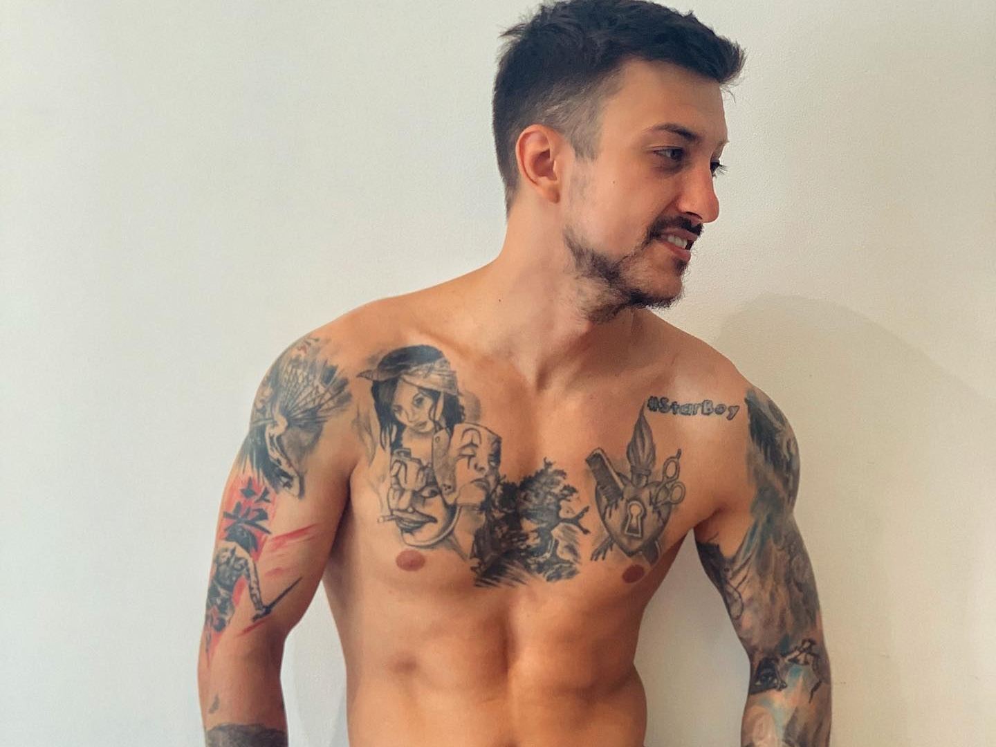 Imagen de perfil de modelo de cámara web de adriianboy