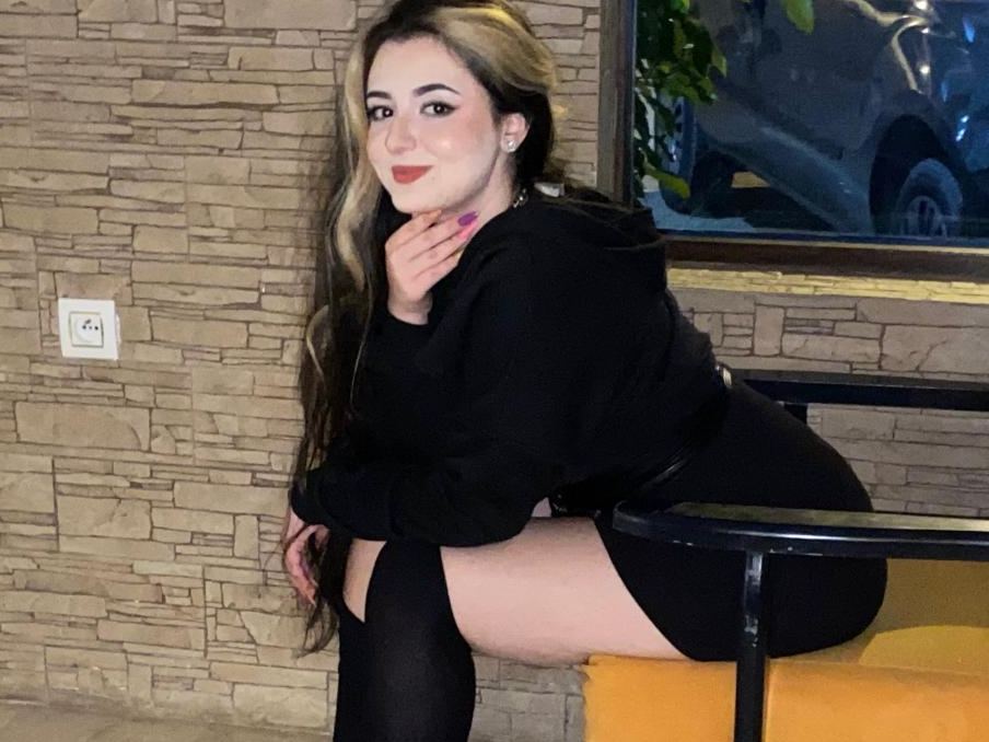 Image de profil du modèle de webcam Suri_seraphina