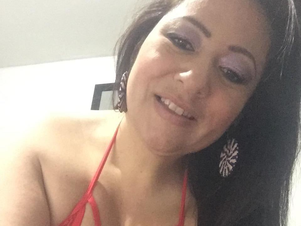 Imagen de perfil de modelo de cámara web de LATIINMOMMY