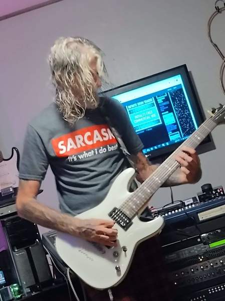 Performer scottyshark Photo 2