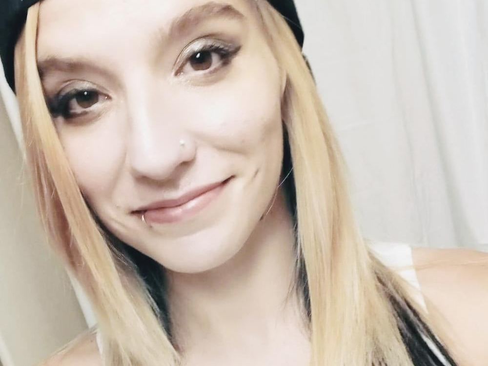 Khrystilea cam model profile picture 