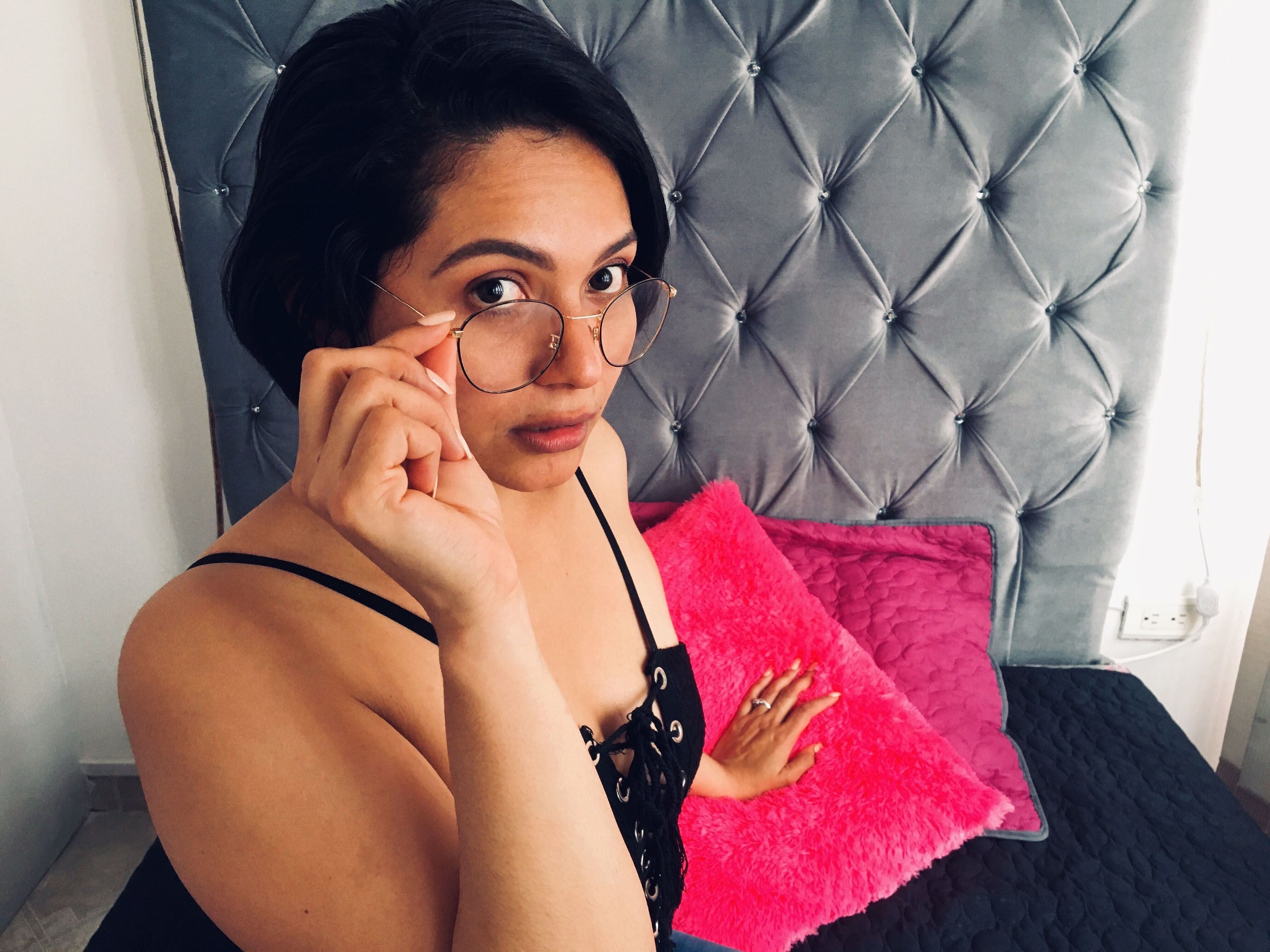 Kira_B Profilbild des Cam-Modells 