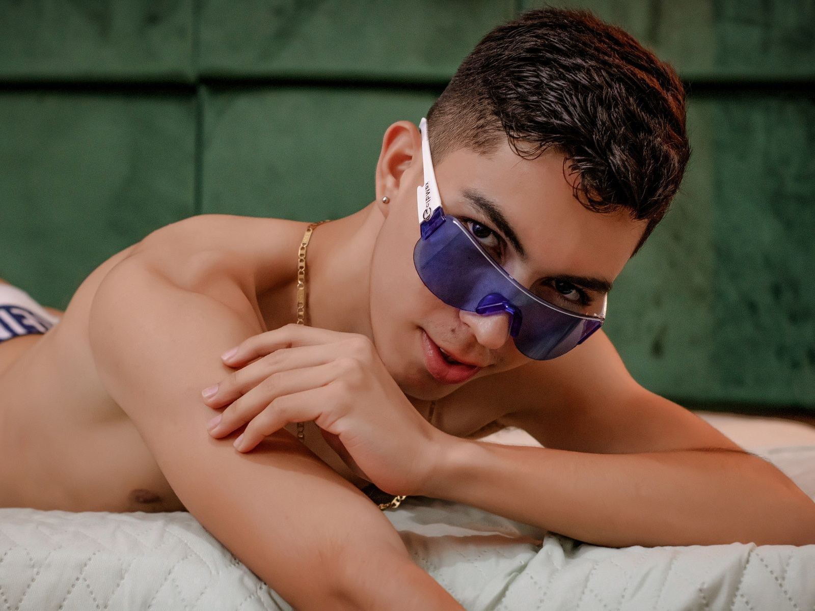 Diaval_Red cam model profile picture 