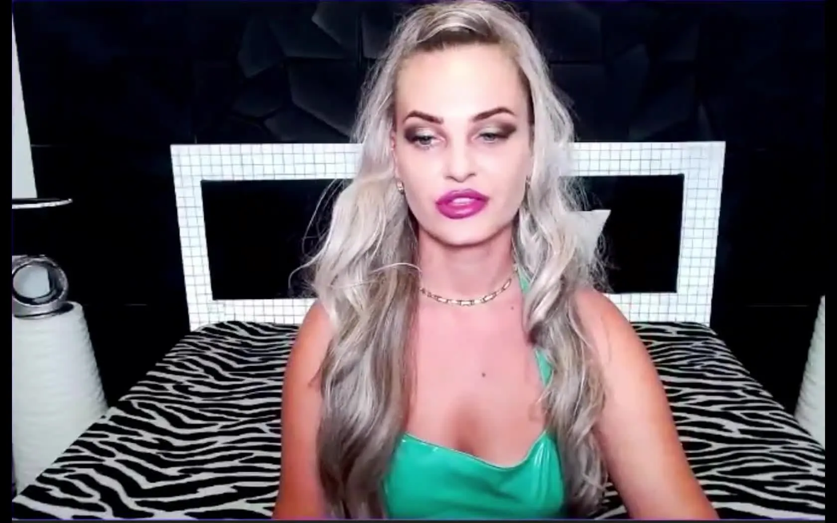 Artist Sarah_Diamond_TS Video 1