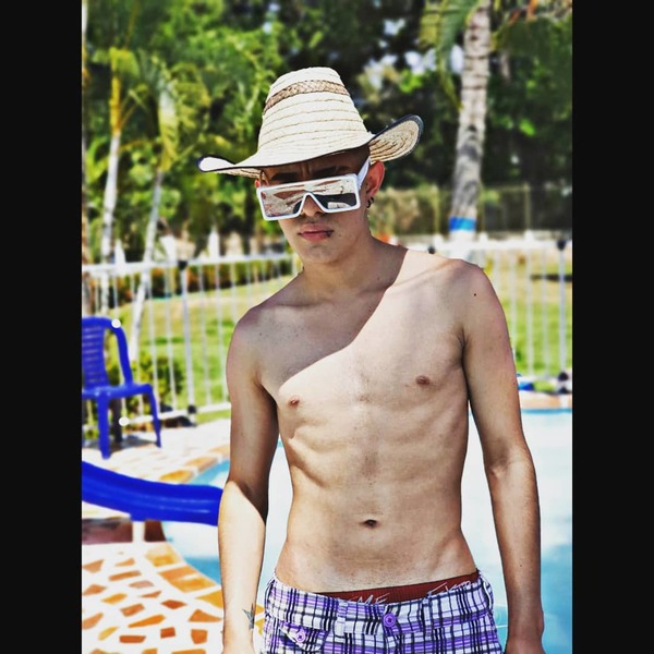Performer Edward_Cent Photo 1